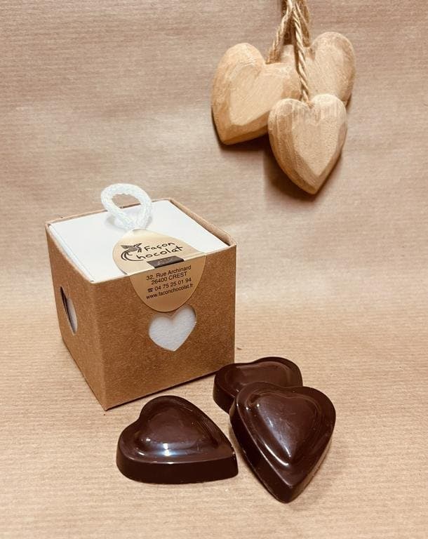 Quadratische Schachtel 5 Herzchen dunkle Schokolade mit Haselnuss-Praliné, Façon Chocolat
