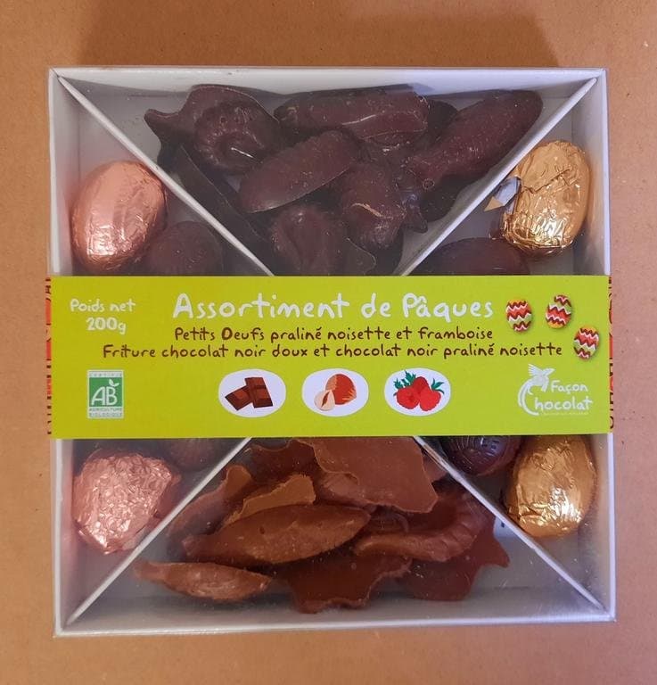 Schachtel mit 4 Sichtfächern: kleine Eier (H+P) + Schokoladefiguren (D+P), Façon Chocolat, 180 g